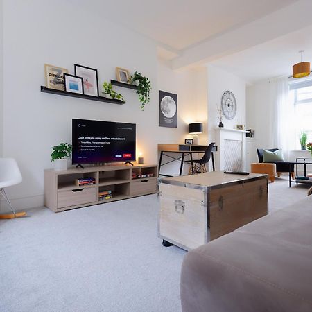 Stayright 3 Bed Home Near Hiking Trails & Parks Llwynypia Екстер'єр фото